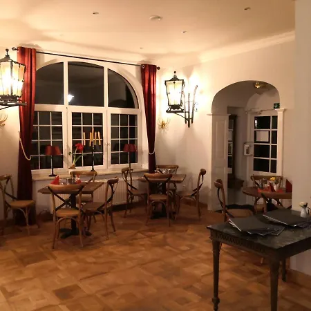 & Restaurant Raueneck מלון *