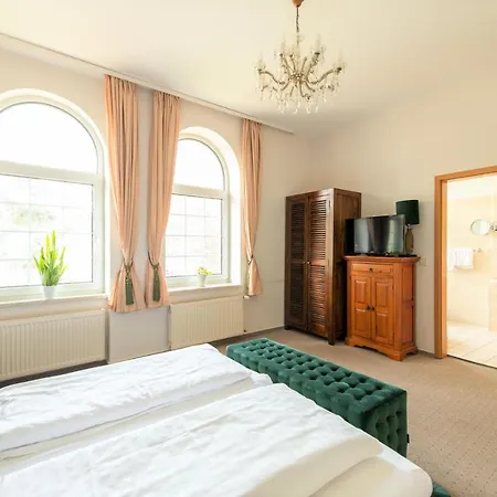 & Restaurant Raueneck *