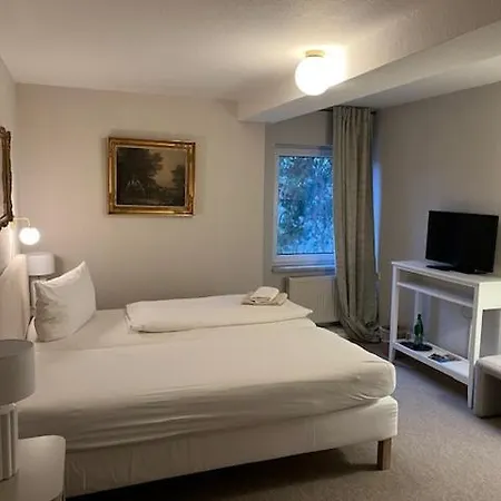 & Restaurant Raueneck מלון *