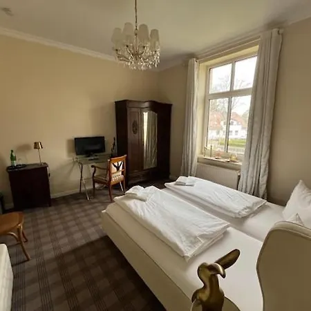 & Restaurant Raueneck מלון באד סארואו