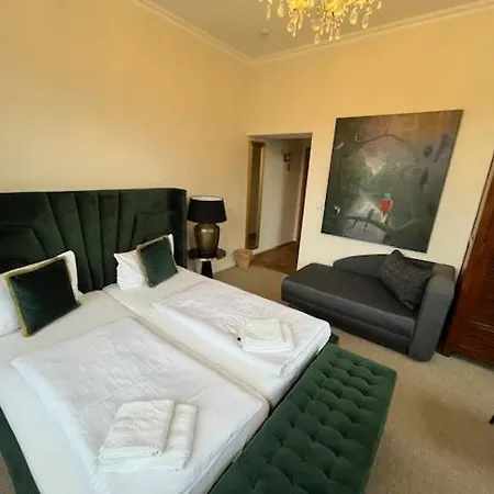 & Restaurant Raueneck מלון באד סארואו