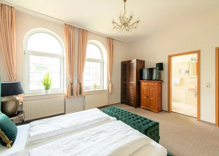 & Restaurant Raueneck *